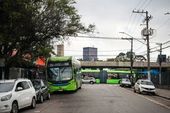 Ônibus elétrico circula pelas ruas de SP 