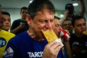 Tarcísio faz campanha em Carapicuíba 