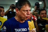 Tarcísio faz campanha em Carapicuíba 
