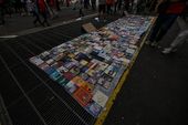Vendas de livros no chão Av Paulista 