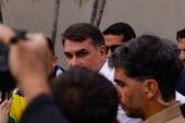 Flávio Bolsonaro participa de missa no DF 