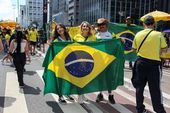 Bloco do 22 reúne multidão na Paulista 