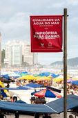 Placa indicando água imprópria para banho 