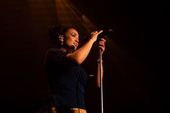 Cantora Jorja Smith faz show em SP 